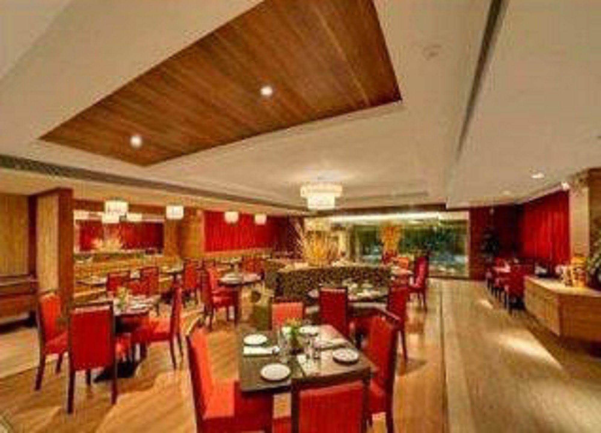 Ramada Ahmedabad 호텔 외부 사진