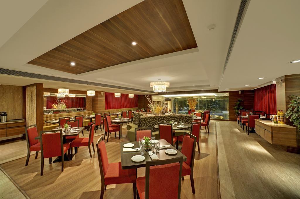 Ramada Ahmedabad 호텔 레스토랑 사진
